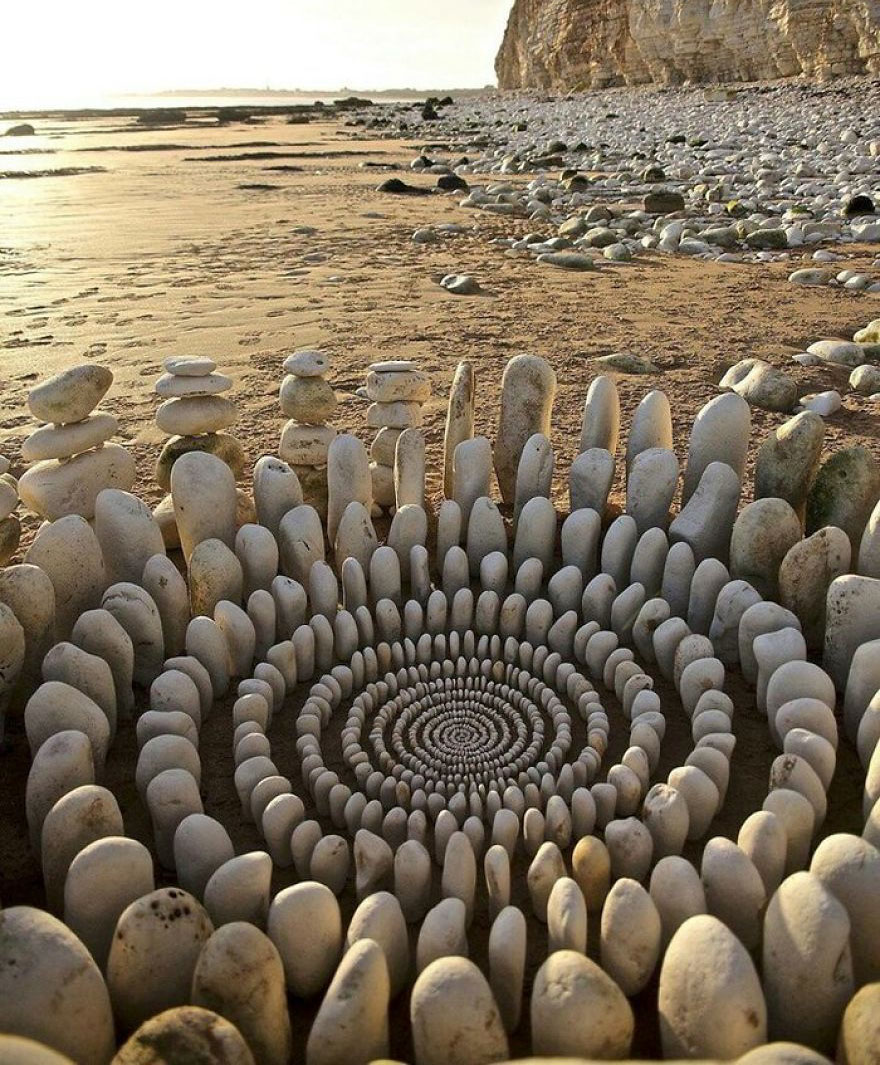 Artist Spends Hours Arranging Natural Objects Into Stunning Mandalas, Leaves Them For You To Find