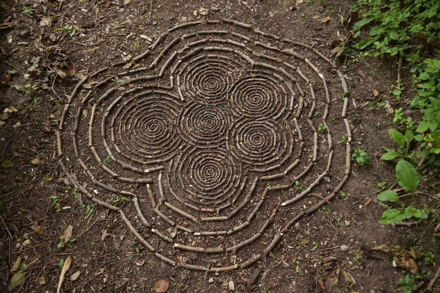 Artist Spends Hours Arranging Natural Objects Into Stunning Mandalas, Leaves Them For You To Find