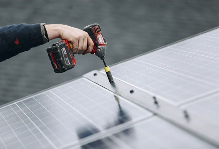 Woman Tells Her Electrician She’s Right Because She’s Rich, And It Backfires Horribly Woman Tells Her Electrician She’s Right Because She’s Rich, And It Backfires Horribly