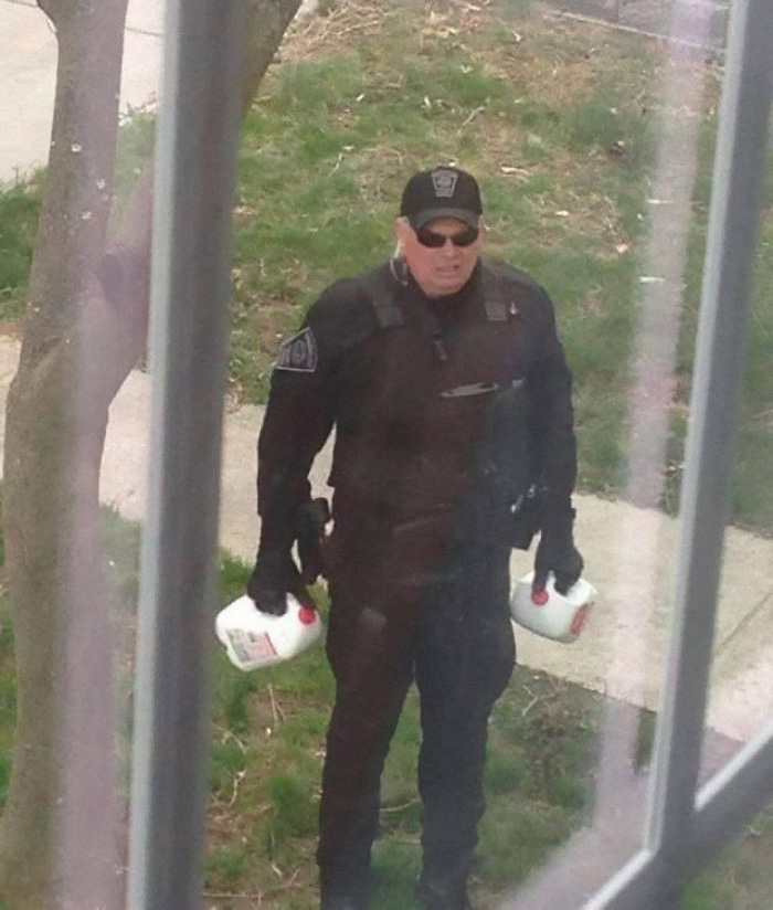 287 ‘Hmmm’ Photos That Raise More Questions Than They Will Answer 287 ‘Hmmm’ Photos That Raise More Questions Than They Will Answer