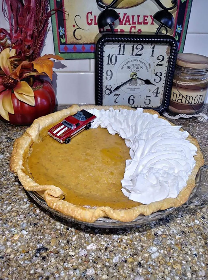 287 ‘Hmmm’ Photos That Raise More Questions Than They Will Answer 287 ‘Hmmm’ Photos That Raise More Questions Than They Will Answer