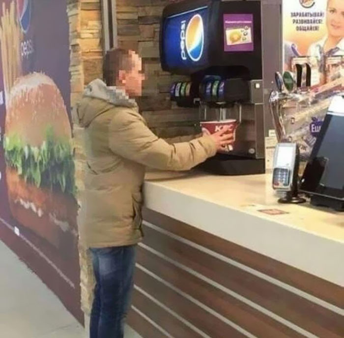 287 ‘Hmmm’ Photos That Raise More Questions Than They Will Answer 287 ‘Hmmm’ Photos That Raise More Questions Than They Will Answer