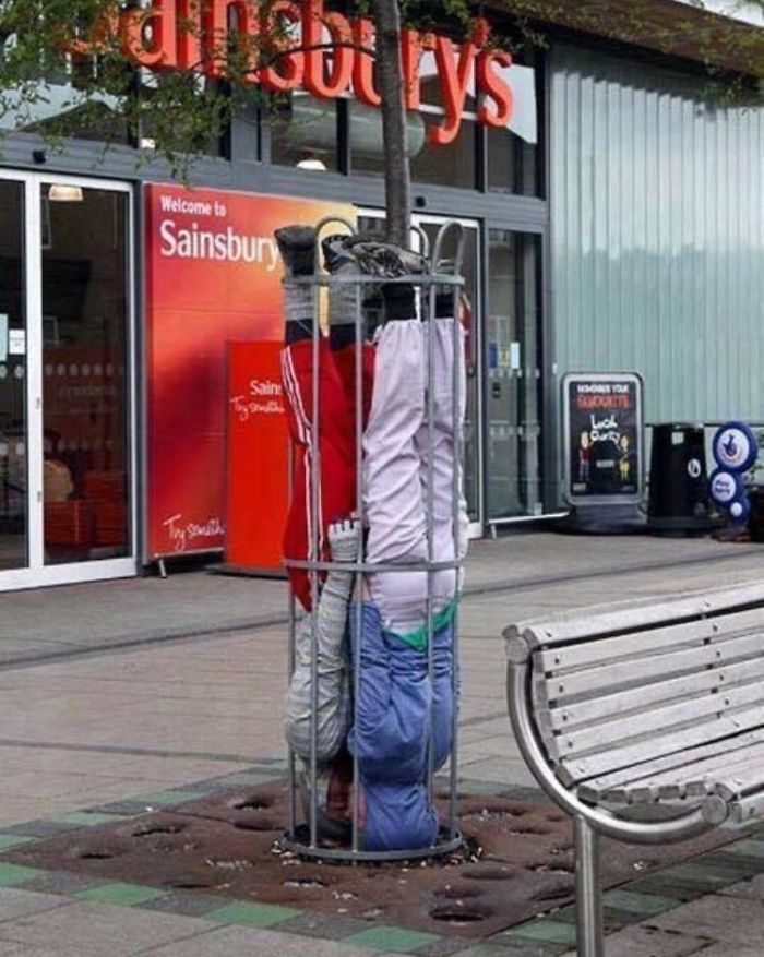 287 ‘Hmmm’ Photos That Raise More Questions Than They Will Answer 287 ‘Hmmm’ Photos That Raise More Questions Than They Will Answer