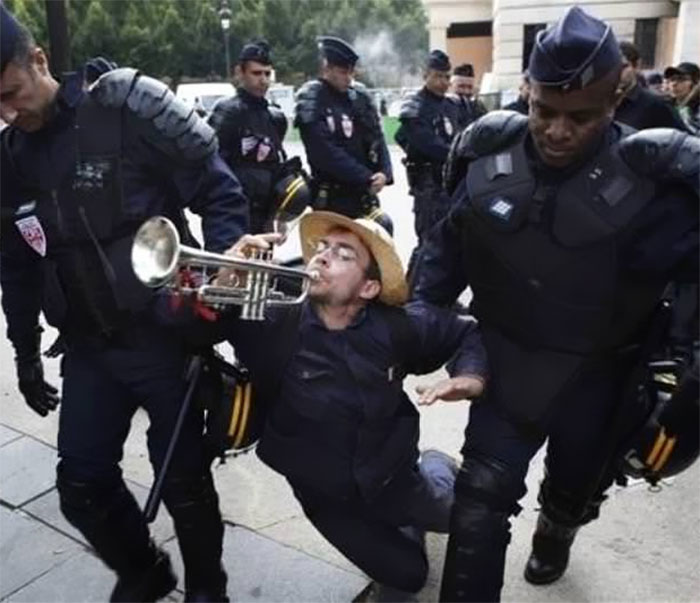 287 ‘Hmmm’ Photos That Raise More Questions Than They Will Answer 287 ‘Hmmm’ Photos That Raise More Questions Than They Will Answer