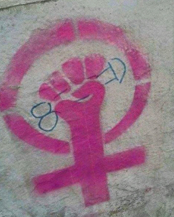 287 ‘Hmmm’ Photos That Raise More Questions Than They Will Answer 287 ‘Hmmm’ Photos That Raise More Questions Than They Will Answer