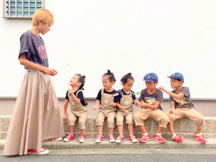 Japanese Mom Captures Her Life With Her Twins And Triplets And It’s Just Too Adorable Japanese Mom Captures Her Life With Her Twins And Triplets And It’s Just Too Adorable