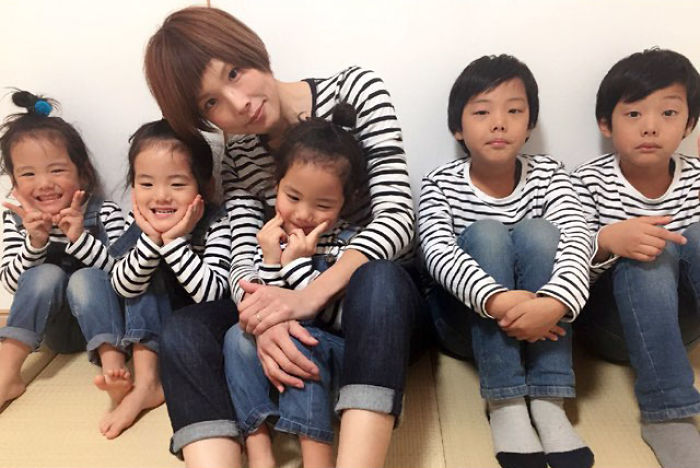 Japanese Mom Captures Her Life With Her Twins And Triplets And It’s Just Too Adorable Japanese Mom Captures Her Life With Her Twins And Triplets And It’s Just Too Adorable