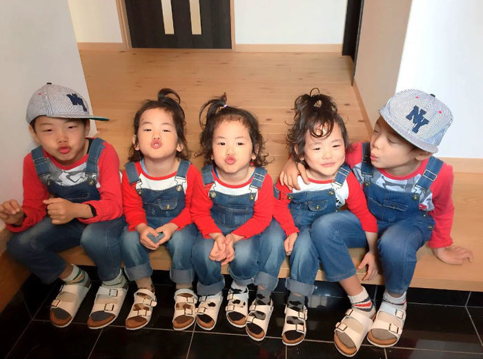 Japanese Mom Captures Her Life With Her Twins And Triplets And It’s Just Too Adorable Japanese Mom Captures Her Life With Her Twins And Triplets And It’s Just Too Adorable