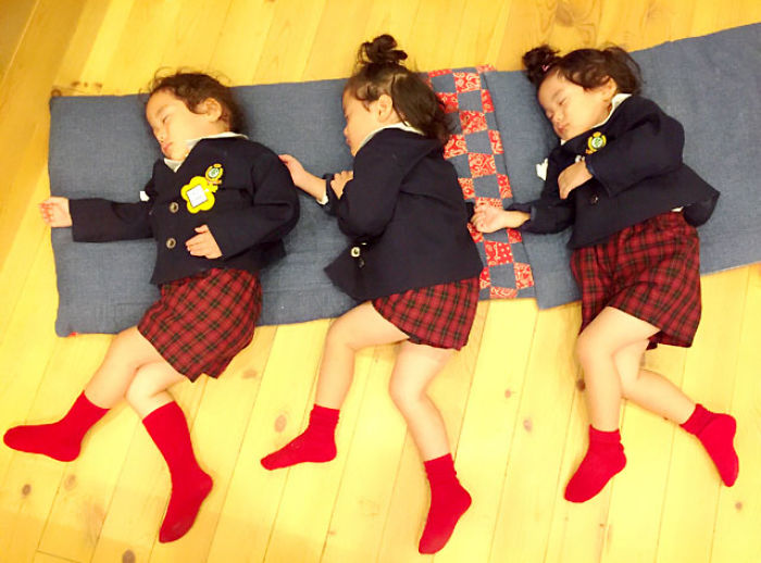 Japanese Mom Captures Her Life With Her Twins And Triplets And It’s Just Too Adorable Japanese Mom Captures Her Life With Her Twins And Triplets And It’s Just Too Adorable