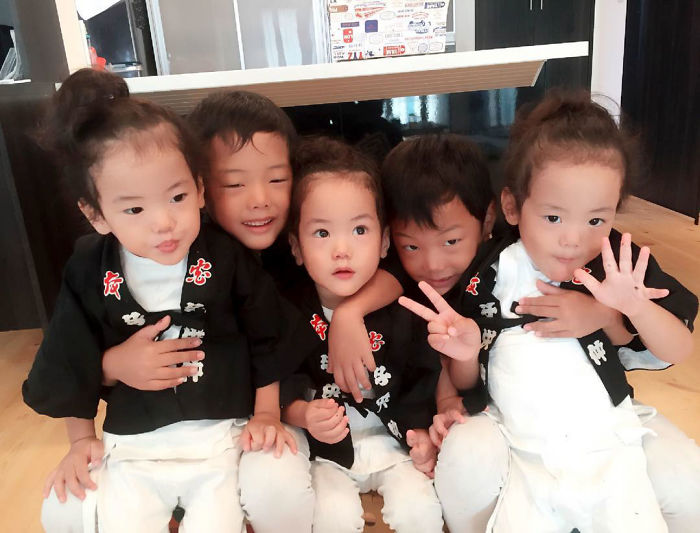 Japanese Mom Captures Her Life With Her Twins And Triplets And It’s Just Too Adorable Japanese Mom Captures Her Life With Her Twins And Triplets And It’s Just Too Adorable