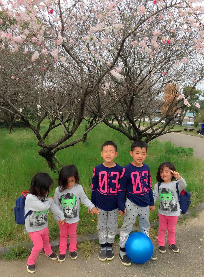 Japanese Mom Captures Her Life With Her Twins And Triplets And It’s Just Too Adorable Japanese Mom Captures Her Life With Her Twins And Triplets And It’s Just Too Adorable