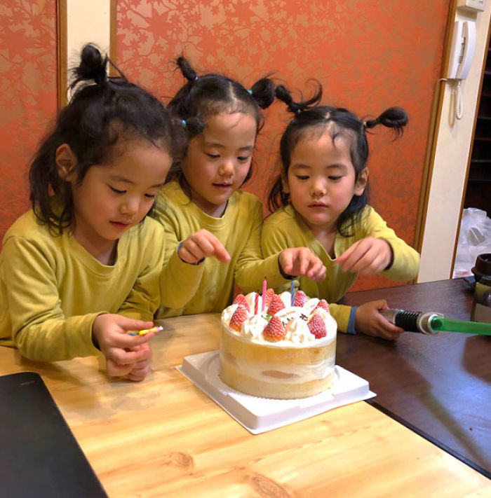 Japanese Mom Captures Her Life With Her Twins And Triplets And It’s Just Too Adorable Japanese Mom Captures Her Life With Her Twins And Triplets And It’s Just Too Adorable