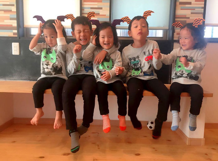 Japanese Mom Captures Her Life With Her Twins And Triplets And It’s Just Too Adorable Japanese Mom Captures Her Life With Her Twins And Triplets And It’s Just Too Adorable
