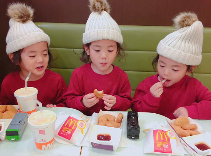 Japanese Mom Captures Her Life With Her Twins And Triplets And It’s Just Too Adorable Japanese Mom Captures Her Life With Her Twins And Triplets And It’s Just Too Adorable