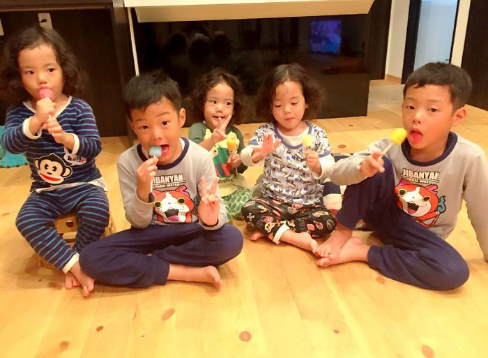 Japanese Mom Captures Her Life With Her Twins And Triplets And It’s Just Too Adorable Japanese Mom Captures Her Life With Her Twins And Triplets And It’s Just Too Adorable