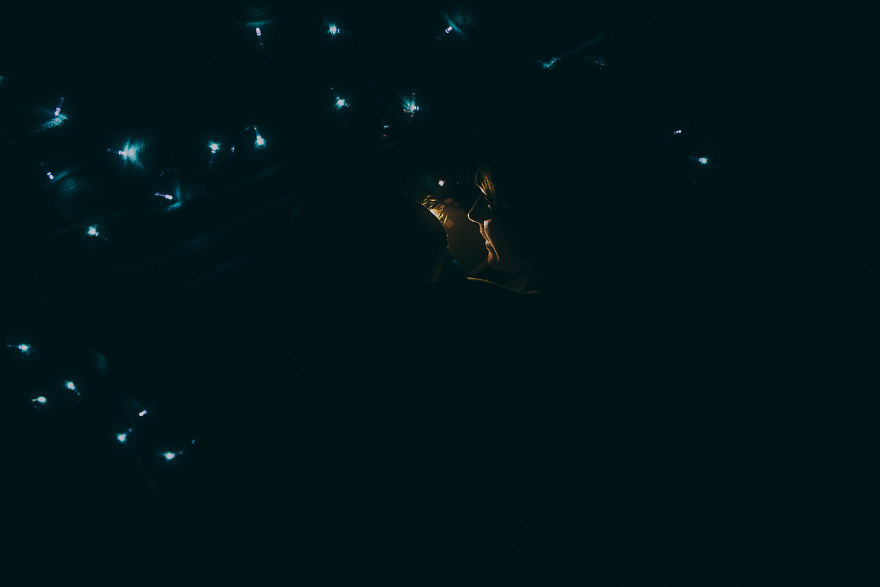 I Created Underwater Mermaid Portraits Using Only A Blanket, Fairy Lights And My Phone’s Torch I Created Underwater Mermaid Portraits Using Only A Blanket, Fairy Lights And My Phone’s Torch