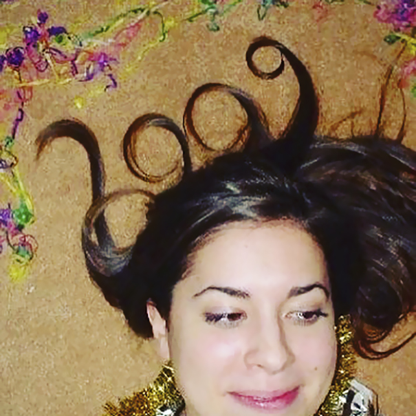 Woman Takes The Same New Year’s Pic 10 Years In A Row And Someone Noticed She Hasn’t Aged A Bit Woman Takes The Same New Year’s Pic 10 Years In A Row And Someone Noticed She Hasn’t Aged A Bit