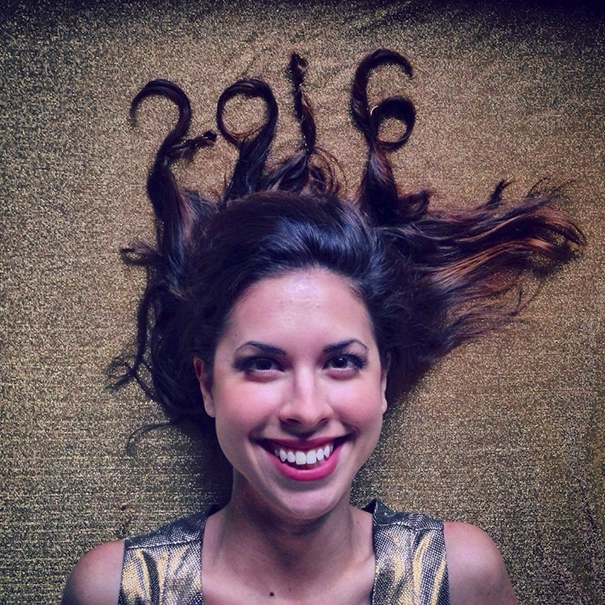 Woman Takes The Same New Year’s Pic 10 Years In A Row And Someone Noticed She Hasn’t Aged A Bit Woman Takes The Same New Year’s Pic 10 Years In A Row And Someone Noticed She Hasn’t Aged A Bit