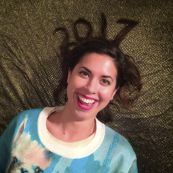 Woman Takes The Same New Year’s Pic 10 Years In A Row And Someone Noticed She Hasn’t Aged A Bit Woman Takes The Same New Year’s Pic 10 Years In A Row And Someone Noticed She Hasn’t Aged A Bit