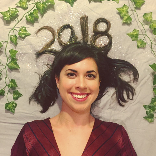 Woman Takes The Same New Year’s Pic 10 Years In A Row And Someone Noticed She Hasn’t Aged A Bit Woman Takes The Same New Year’s Pic 10 Years In A Row And Someone Noticed She Hasn’t Aged A Bit