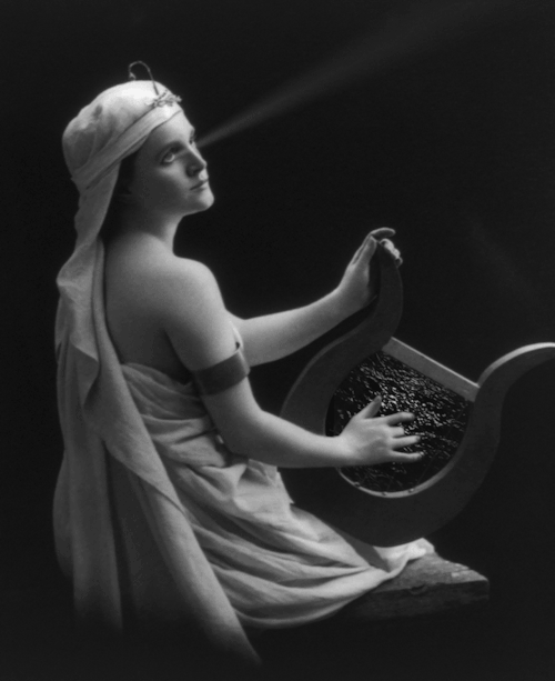 Artist Brings Old Pictures To Life By Making Surreal Gifs Out Of Them Artist Brings Old Pictures To Life By Making Surreal Gifs Out Of Them