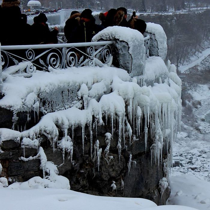 It&#8217;s So Cold In North America That Niagara Falls Is Frozen, And It Looks Like Something From Narnia