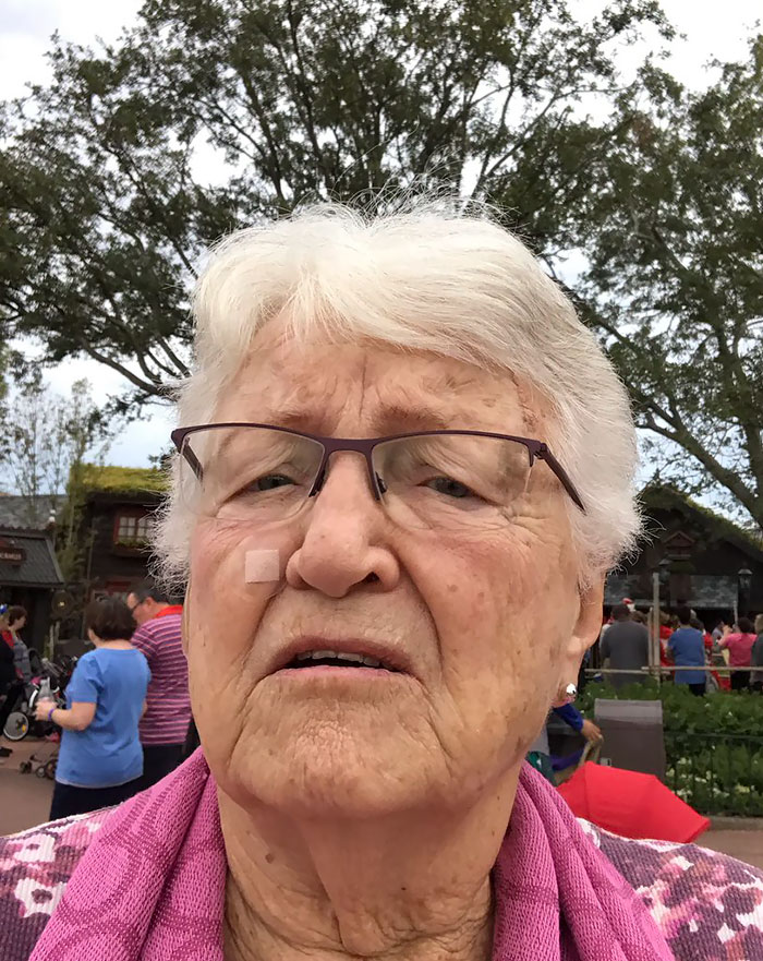 111 Times People Asked Strangers To Take Their Picture And Deeply Regretted It Later 111 Times People Asked Strangers To Take Their Picture And Deeply Regretted It Later