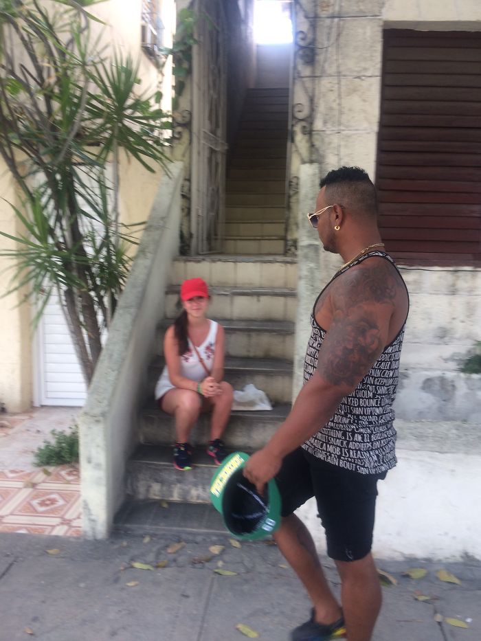 111 Times People Asked Strangers To Take Their Picture And Deeply Regretted It Later 111 Times People Asked Strangers To Take Their Picture And Deeply Regretted It Later