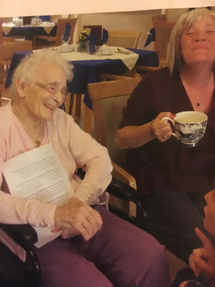 111 Times People Asked Strangers To Take Their Picture And Deeply Regretted It Later 111 Times People Asked Strangers To Take Their Picture And Deeply Regretted It Later