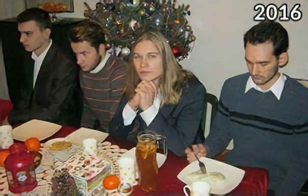 Every Year These 4 Friends Take The Same Christmas Photo, And The Way They Change Is Amazing Every Year These 4 Friends Take The Same Christmas Photo, And The Way They Change Is Amazing