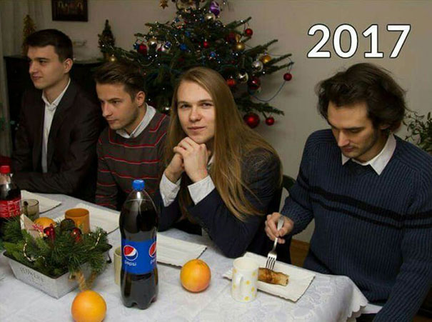 Every Year These 4 Friends Take The Same Christmas Photo, And The Way They Change Is Amazing Every Year These 4 Friends Take The Same Christmas Photo, And The Way They Change Is Amazing