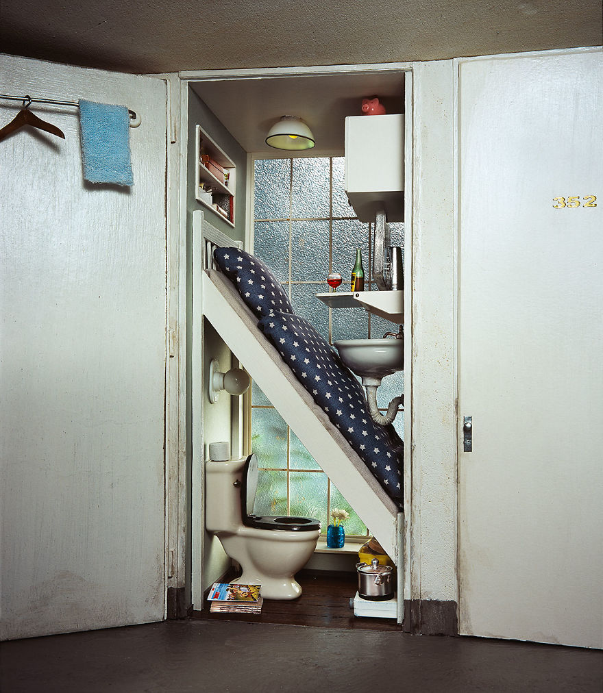 German Artist Creates Miniature Scenes With A Darkly Satirical Twist German Artist Creates Miniature Scenes With A Darkly Satirical Twist