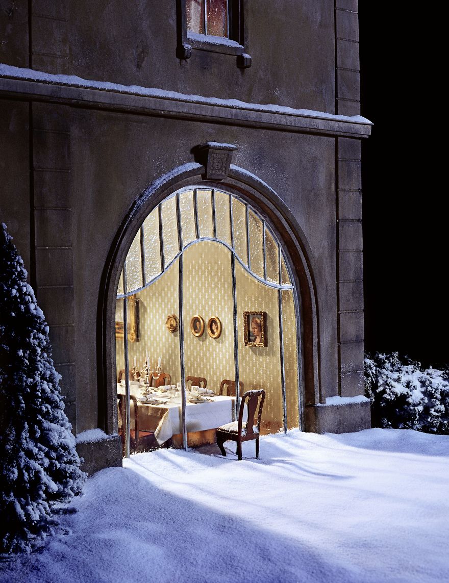 German Artist Creates Miniature Scenes With A Darkly Satirical Twist German Artist Creates Miniature Scenes With A Darkly Satirical Twist