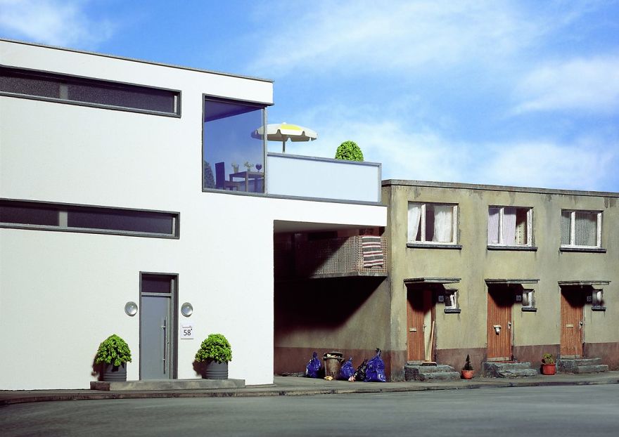 German Artist Creates Miniature Scenes With A Darkly Satirical Twist German Artist Creates Miniature Scenes With A Darkly Satirical Twist