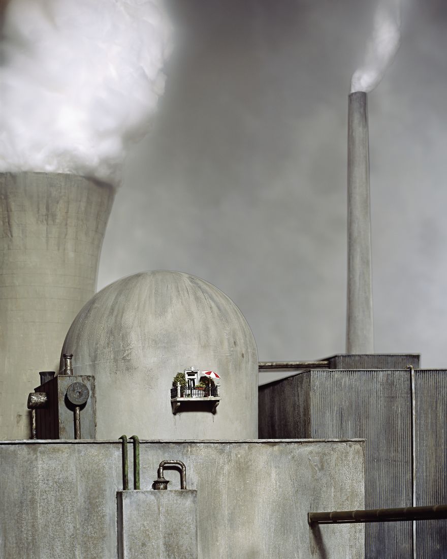 German Artist Creates Miniature Scenes With A Darkly Satirical Twist German Artist Creates Miniature Scenes With A Darkly Satirical Twist