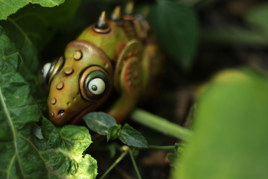 Figurine Biomechanics Chameleon