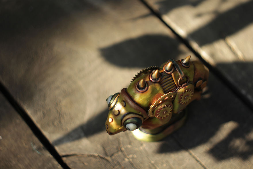 Figurine Biomechanics Chameleon