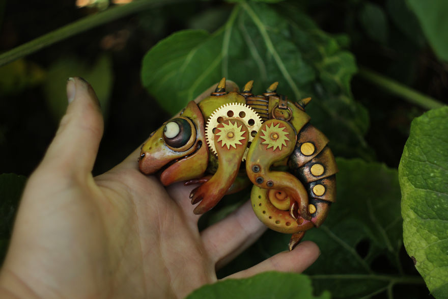 Figurine Biomechanics Chameleon