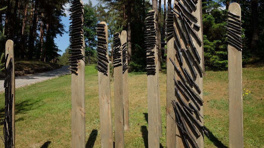 Artist Creates Multidimensional Sculpture: You Have To Be On The Right Spot To See It Artist Creates Multidimensional Sculpture: You Have To Be On The Right Spot To See It