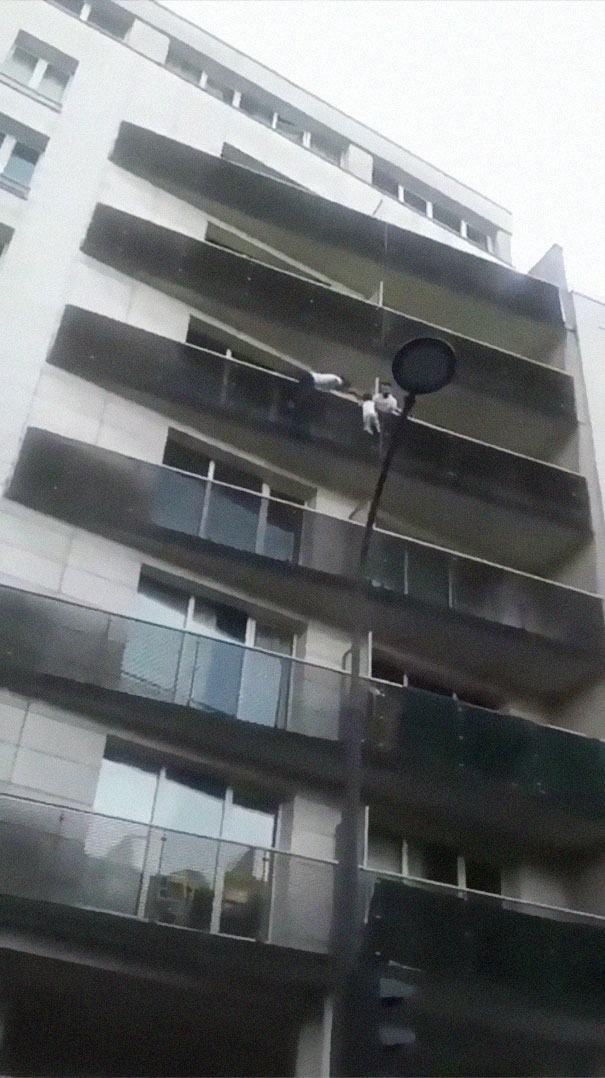 African Immigrant Climbs 4 Storeys With His Bare Hands In Less Than 30 Secs To Save 4-Year-Old Dangling From Balcony African Immigrant Climbs 4 Storeys With His Bare Hands In Less Than 30 Secs To Save 4-Year-Old Dangling From Balcony