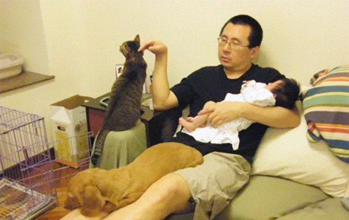 Father, Daughter And Pets Take The Same Photo For 10 Years, And It’s Bizarre How Little Things Actually Change