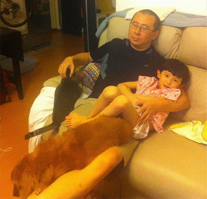 Father, Daughter And Pets Take The Same Photo For 10 Years, And It’s Bizarre How Little Things Actually Change
