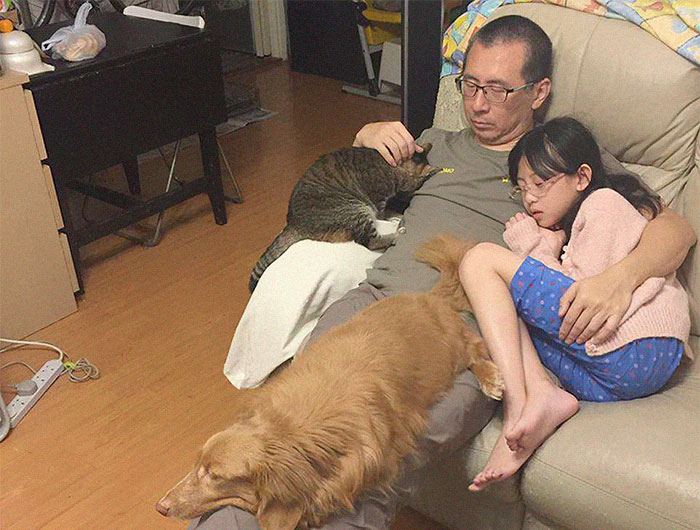 Father, Daughter And Pets Take The Same Photo For 10 Years, And It’s Bizarre How Little Things Actually Change