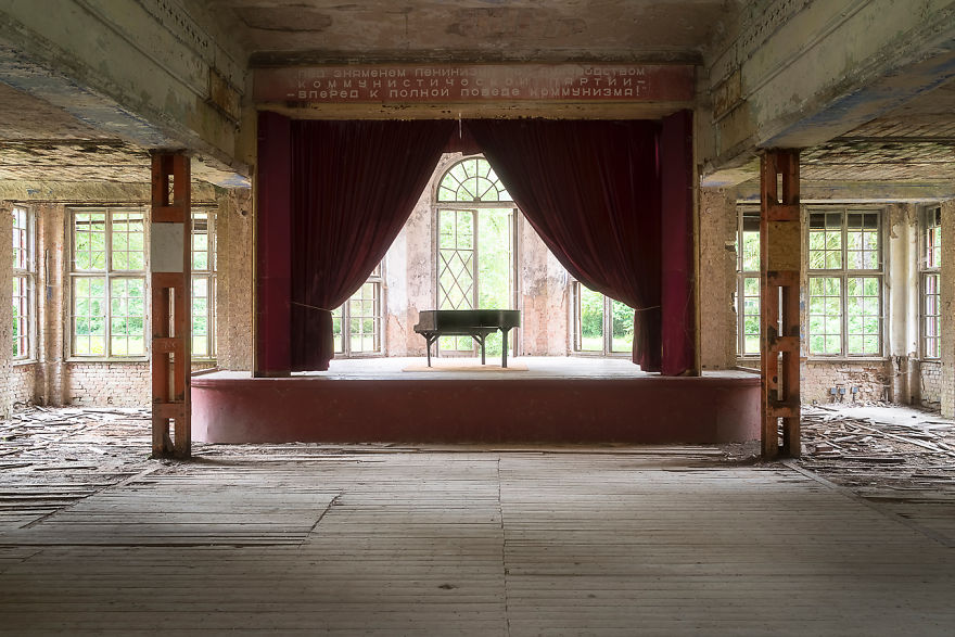 Photographing Abandoned Pianos Left To Rot Photographing Abandoned Pianos Left To Rot