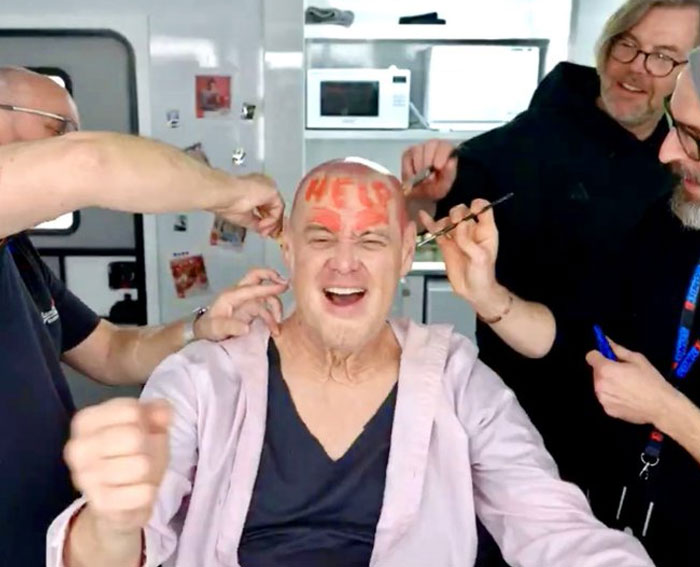 117 Times Unhinged Behind-The-Scenes Photos Were Memes Waiting To Happen (New Pics)