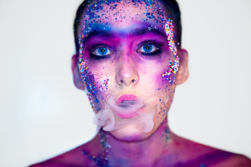 I Used Common Household Items To Photograph A Model That Will Draw Your Attention I Used Common Household Items To Photograph A Model That Will Draw Your Attention