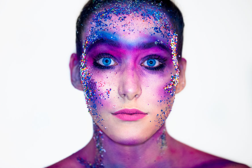 I Used Common Household Items To Photograph A Model That Will Draw Your Attention I Used Common Household Items To Photograph A Model That Will Draw Your Attention