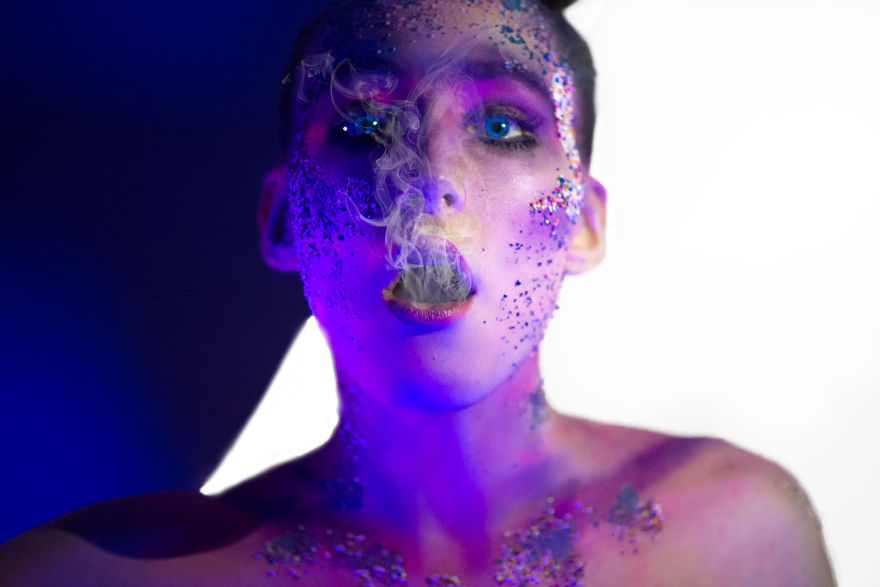 I Used Common Household Items To Photograph A Model That Will Draw Your Attention I Used Common Household Items To Photograph A Model That Will Draw Your Attention