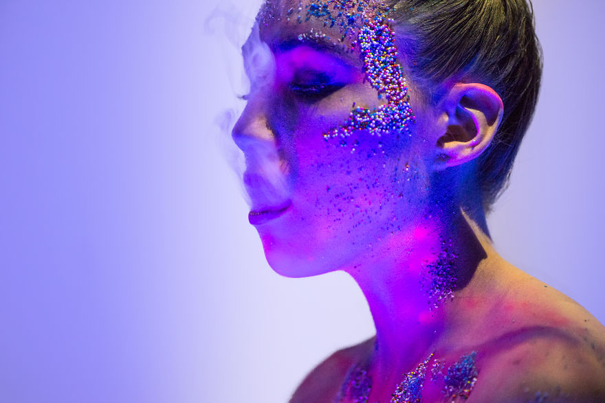 I Used Common Household Items To Photograph A Model That Will Draw Your Attention I Used Common Household Items To Photograph A Model That Will Draw Your Attention