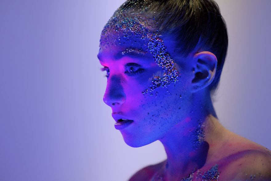 I Used Common Household Items To Photograph A Model That Will Draw Your Attention I Used Common Household Items To Photograph A Model That Will Draw Your Attention